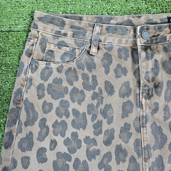 BLANK NYC | 100% COTTON FADED LEOPARD LIGHTLY DISTRESSED DENIM MINI SKIRT - Picture 6 of 16